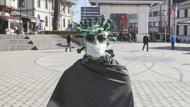 Ankara'da koronavirüs gibi görünüp sosyal mesafe uyarısı yaptı - Resim: 1