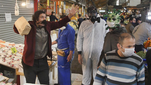 Ankara'da koronavirüs gibi görünüp sosyal mesafe uyarısı yaptı - Resim: 0