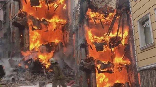 Fatih Kumkapı'da ahşap bir binada yangın çıktı çok sayıda itfaiye sevk edildi - Resim: 1