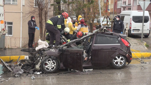 Erzurum'da akıl almaz kaza: Otomobil kamyonun altına girdi - Resim: 2