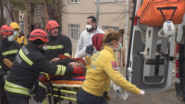 Erzurum'da akıl almaz kaza: Otomobil kamyonun altına girdi - Resim: 1