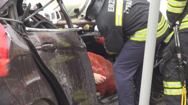 Erzurum'da akıl almaz kaza: Otomobil kamyonun altına girdi - Resim: 0