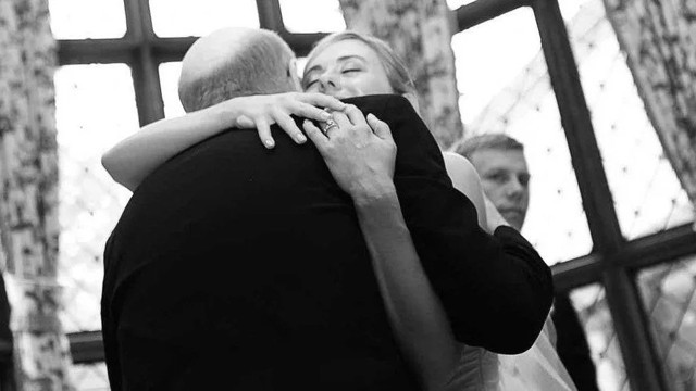 Dört kardeş koronaya yakalanan babalarını ölüme 30 saat şarkı söyleyerek uğurladı - Resim: 0