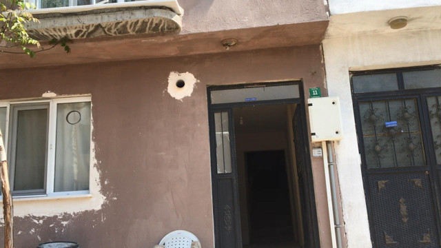 Bursa'da korkunç olay! Kadını boğmaya eve geldi sırtından bıçaklanıp kaçtı - Resim: 1