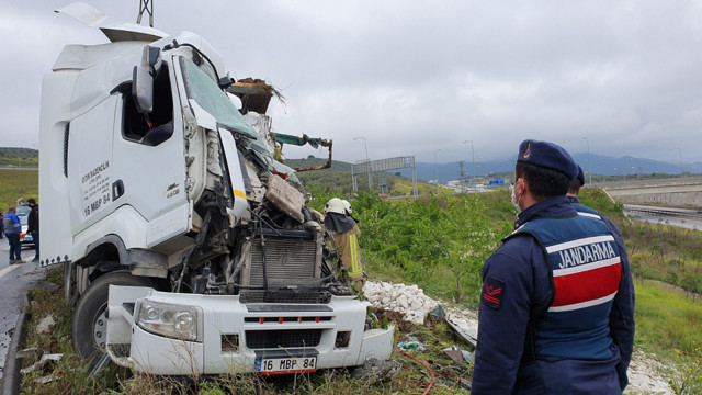Bursa'da TIR devrildi sürücüsü can verdi - Resim: 0