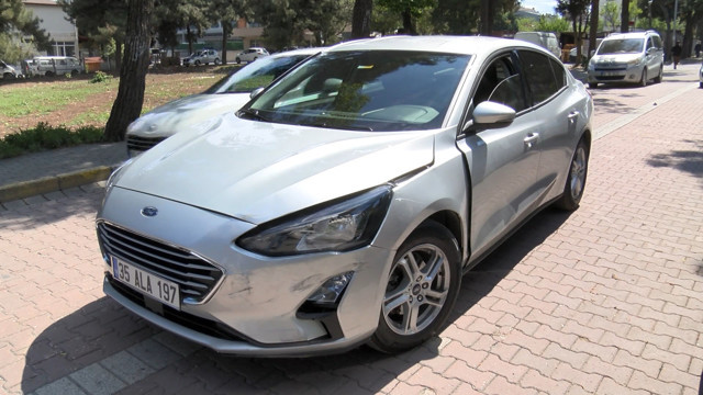 Avcılar'da polisi gören torbacı 3 araca çarpıp kaçtı - Resim: 1