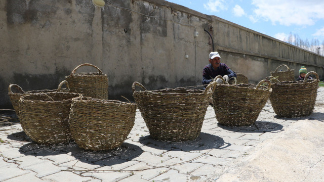 Hakkari'de el emeği göz nuru ağaç dallarını sepete dönüştürüyor - Resim: 1