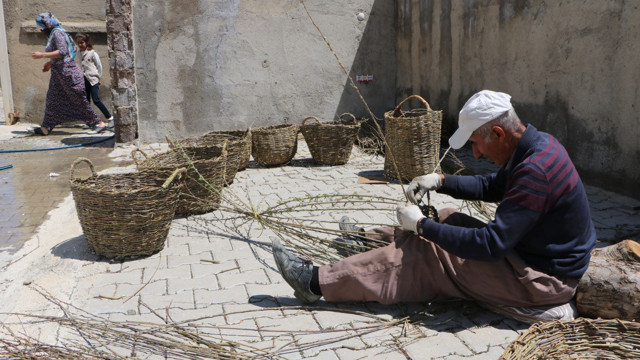 Hakkari'de el emeği göz nuru ağaç dallarını sepete dönüştürüyor - Resim: 0