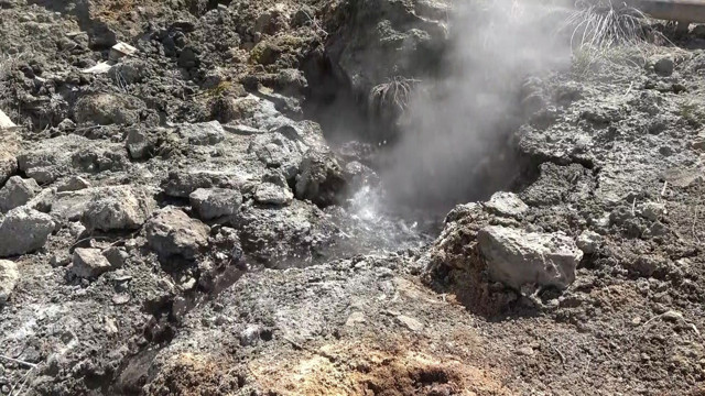 Denizli'de sıcaklık 35 dereceden 80 dereceye çıktı 'deprem olacak' korkusu - Resim: 0