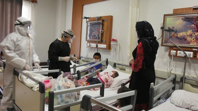 Şanlıurfa'nın en küçük vakası ailesiyle birlikte koronavirüsü yendi - Resim: 0