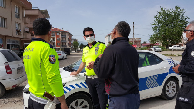 Düzce'de 13 yaşındaki oğlunu direksiyon başına geçirdi - Resim: 0