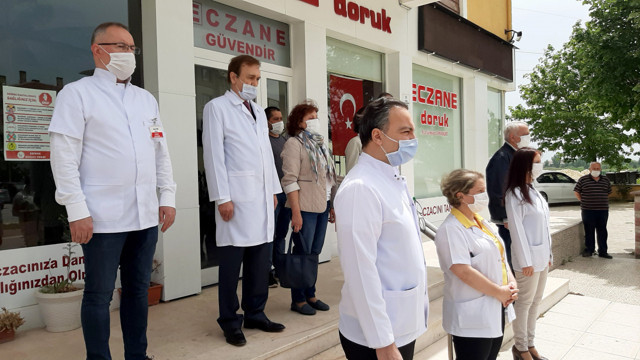 Edirne'de koronavirüsten ölen eczacı meslektaşları tarafından anıldı - Resim: 0