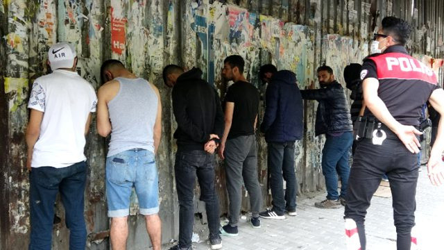 Beyoğlu'nda pes dedirten olay! Yasağı delen 13 kişiden birinde maske vardı - Resim: 1