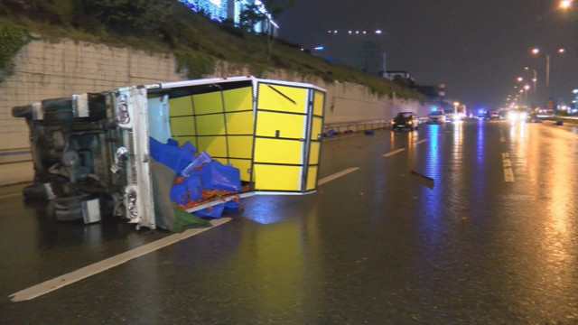 Maltepe'de kaygan yol zincirleme kazaya neden oldu - Resim: 1