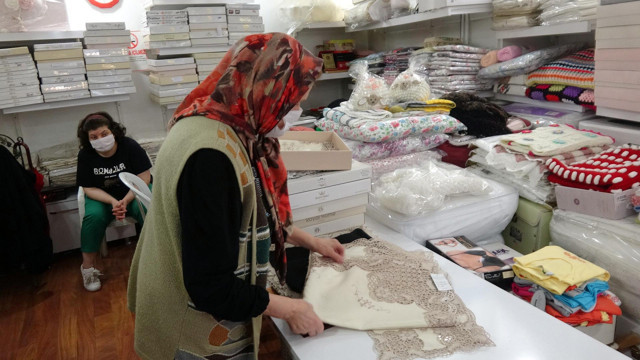 Bolu'da 45 yıldır esnaflık yapan kadın kepenk açtı - Resim: 0