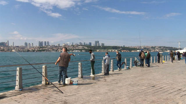 Üsküdar'da olta atan amatör balıkçı: Dünyalar bizim oldu - Resim: 0