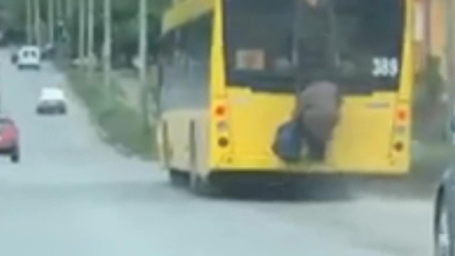 Ukrayna'da yaşlı kadının yaptığı hareket akıllara durgunluk verdi - Resim: 0