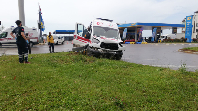 Zonguldak'ta ambulans ile otomobil çarpıştı 1'i ağır 2 yaralı - Resim: 0