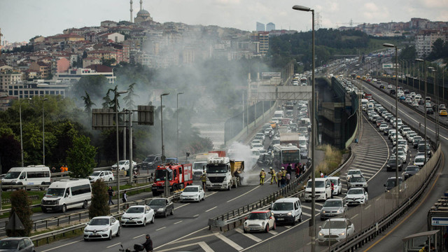 Son dakika Haliç Köprüsü'nde hafriyat kamyonunda yangın çıktı - Resim: 0