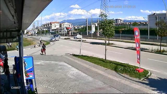 Bursa'da kazayı gören otomobili Azrail sandı 1 kişi ölümden döndü - Resim: 0