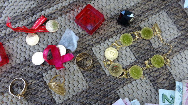 Adıyaman'da icralık şoför bulduğu çanta dolusu altın ve parayı sahibine teslim etti - Resim: 0