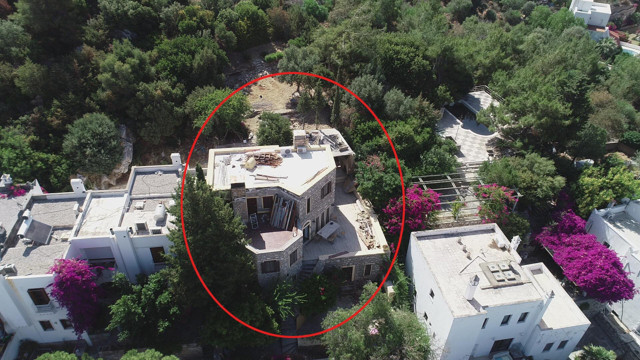 Can Dündar hakkında villasının kaçak bölümlerinden yakalama kararı - Resim: 0