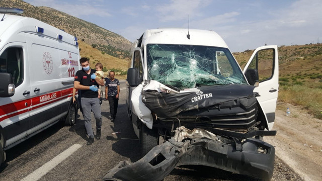 Siirt'te minibüs ile kamyonet çarpıştı - Resim: 0