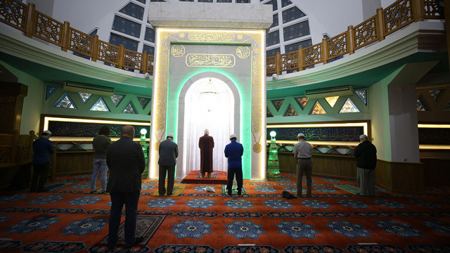 Camilerde cemaatle ilk sabah namazı kılındı - Resim: 1