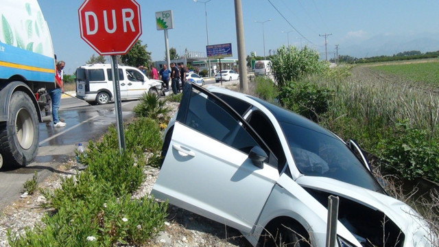 Antalya'da kavşaktan çıkan otomobiller çarpıştı - Resim: 0