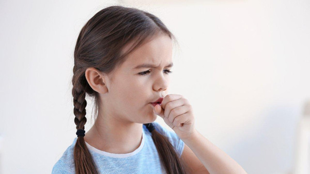 Uzman doktordan çocuklarda geçmeyen 'Öksürük' uyarısı - Resim: 0