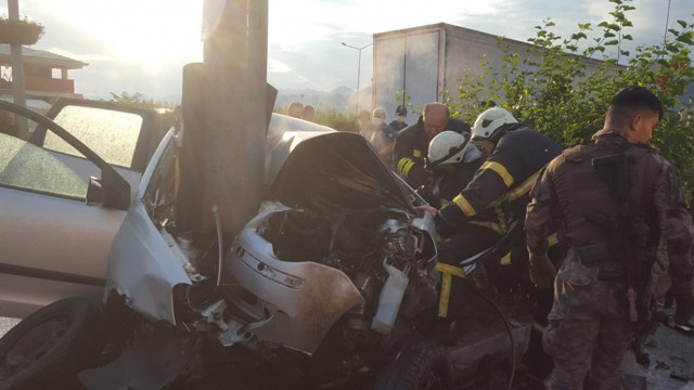 Rize'de akılalmaz kaza otomobil direğe çarptı bu hale geldi - Resim: 1