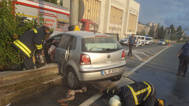 Rize'de akılalmaz kaza otomobil direğe çarptı bu hale geldi - Resim: 0