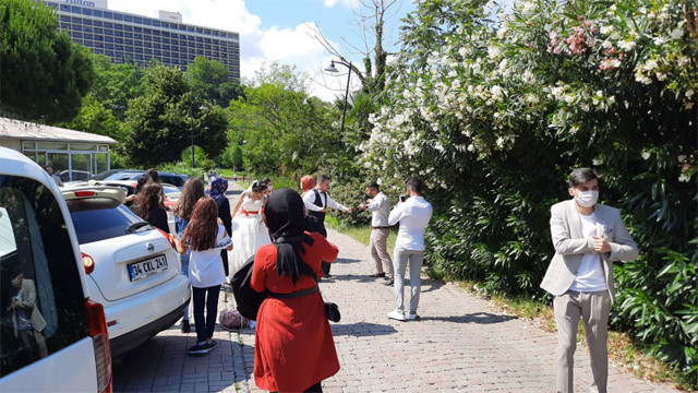 Şişli'de nikah sonrası davetliler el ele vererek halay çekti - Resim: 0