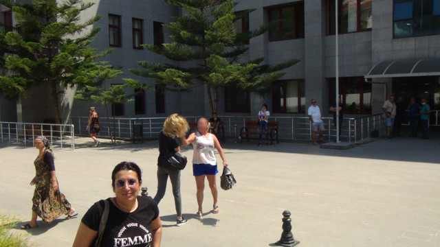 Antalya'da oğlu tutuklanınca sorumlu tuttuğu kadına saldırdı - Resim: 1