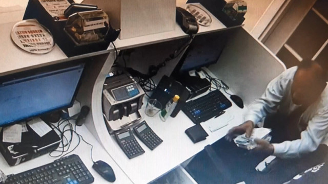 Esenyurt'ta 'Tırnakçı' hırsızlığın böylesi! Biri oyaladı öbürü halletti - Resim: 0