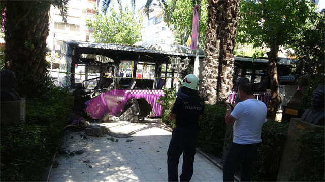 Kadıköy'de freni patlayan otobüs Müjdat Gezen Sanat Merkezi'ne daldı - Resim: 0