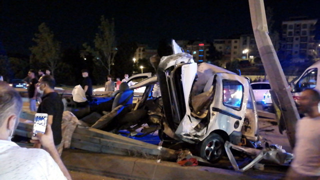 İstanbul'da otomobil demeye bin şahit! Taklalar atarak savruldu - Resim: 1