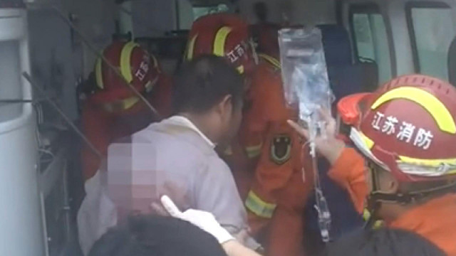 Çin’de boynuna ve göğsüne çelik çubuk saplanan inşaat işçisi böyle kurtarıldı - Resim: 0