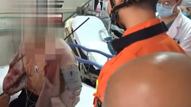 Çin’de boynuna ve göğsüne çelik çubuk saplanan inşaat işçisi böyle kurtarıldı - Resim: 1