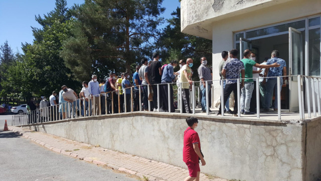 Kayseri'de 'koronavirüs testi' kuyruğu! Sosyal mesafe kuralı ihlal edildi - Resim: 0