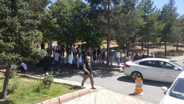 Kayseri'de 'koronavirüs testi' kuyruğu! Sosyal mesafe kuralı ihlal edildi - Resim: 1