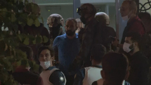 Başakşehir'de şüpheli şahıs polisi harekete geçirdi etrafa ateş açarak binaya saklandı - Resim: 0