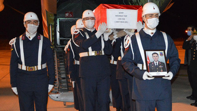 Van'da şehit düşen 3 kahraman askerimiz için tören düzenlendi - Resim: 1