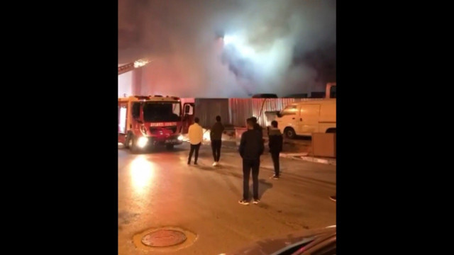 Fatih Belediyesi’nin eski belediye araçları alev alev yandı - Resim: 0