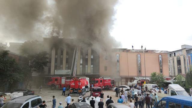 Bursa'da itfaiye aracını engelleyen araçlar vatandaşlarca çekildi - Resim: 0