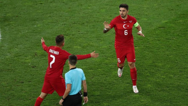 Ozan Tufan Almanya'ya jeneriklik gol attı capsler havada uçuştu - Resim: 0