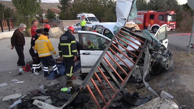 Kırıkkale'de feci kaza araç demir korkuluğa saplandı 1 ölü 2 yaralı - Resim: 0