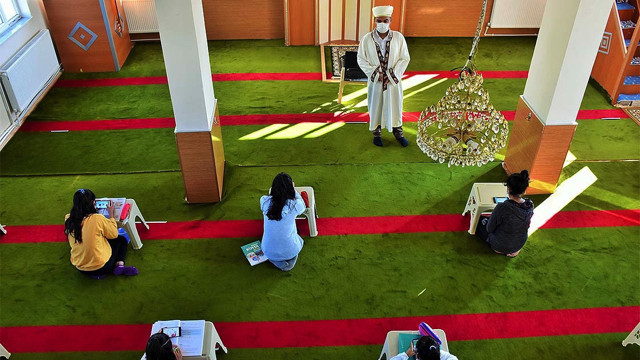 Muş'ta evinde internet olmayan öğrenciler için camiyi sınıfa çeviren imam - Resim: 0