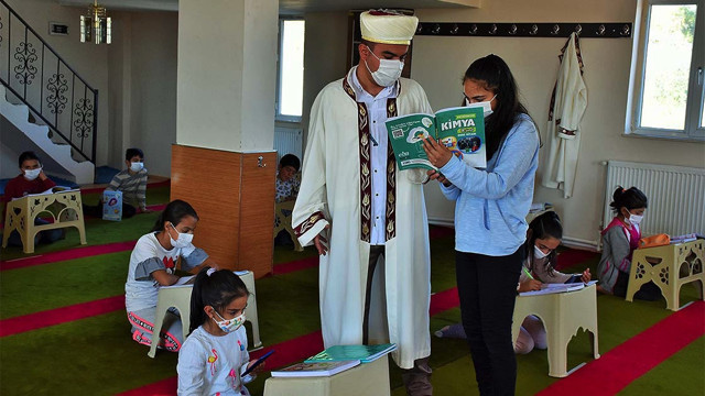 Muş'ta evinde internet olmayan öğrenciler için camiyi sınıfa çeviren imam - Resim: 1