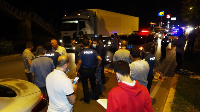 Antalya'da üst geçitten düşen kişi otomobilin altında kalarak öldü - Resim: 1